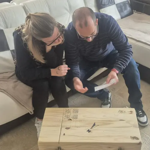 Couple qui joue à l'apérivache