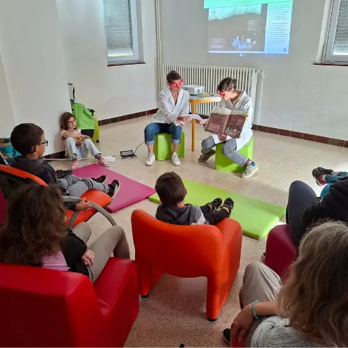 Public assistant à un atelier culturel en famille