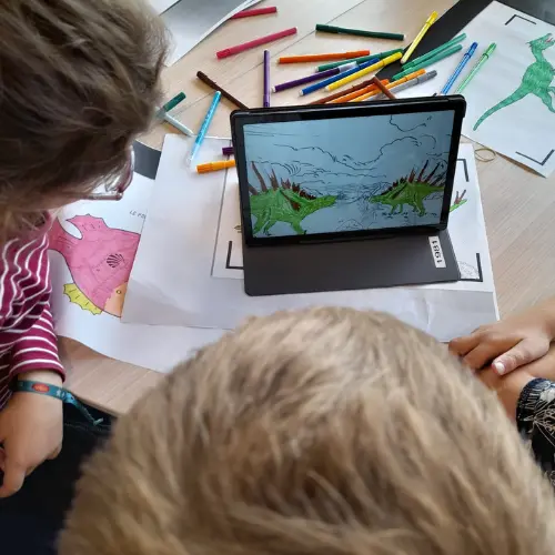 Enfants qui participent à un atelier numérique ludique