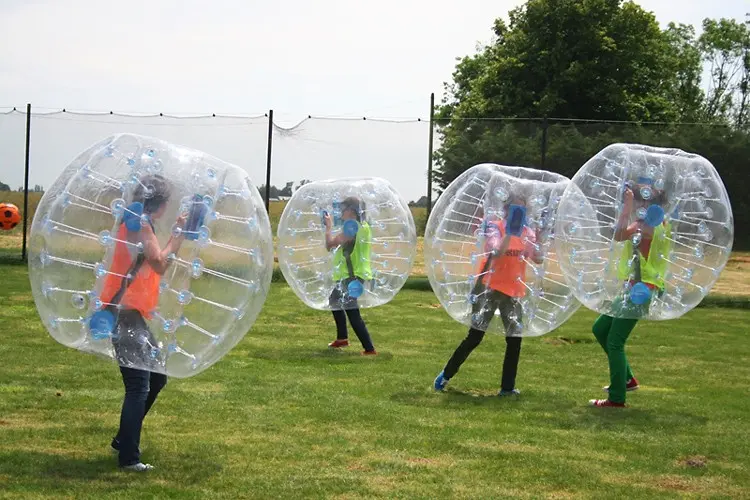 Joueurs de bubble foot