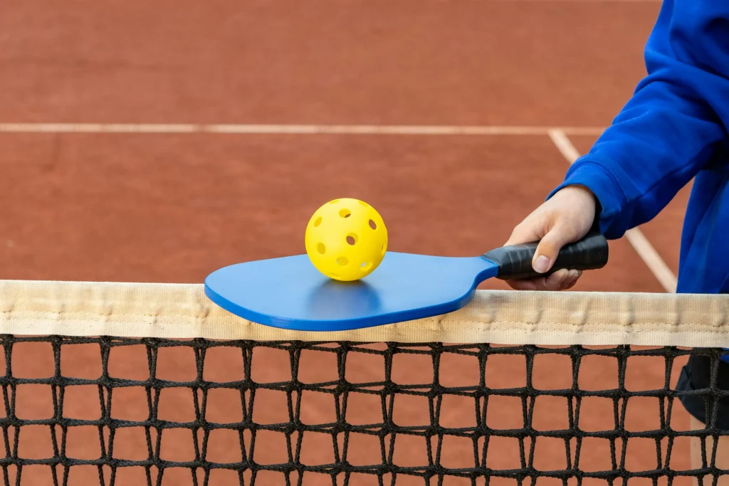 Raquette et balle de pickleball