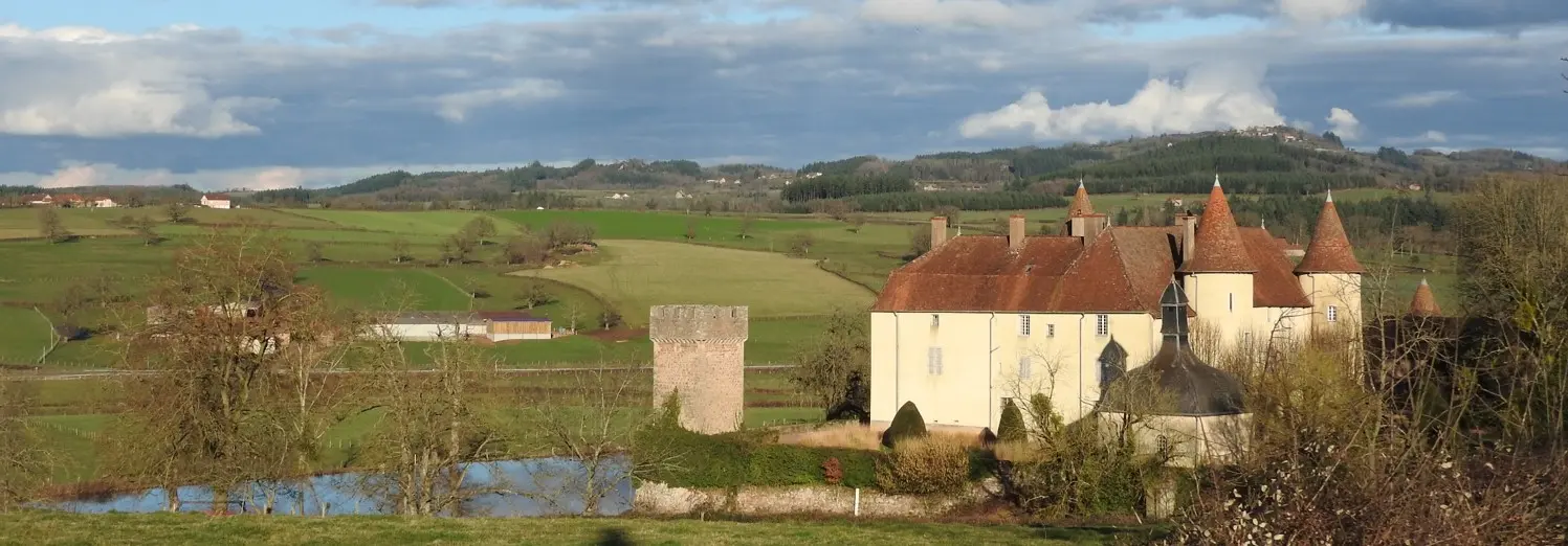 Un château au creux d'un vallon en Charolais.