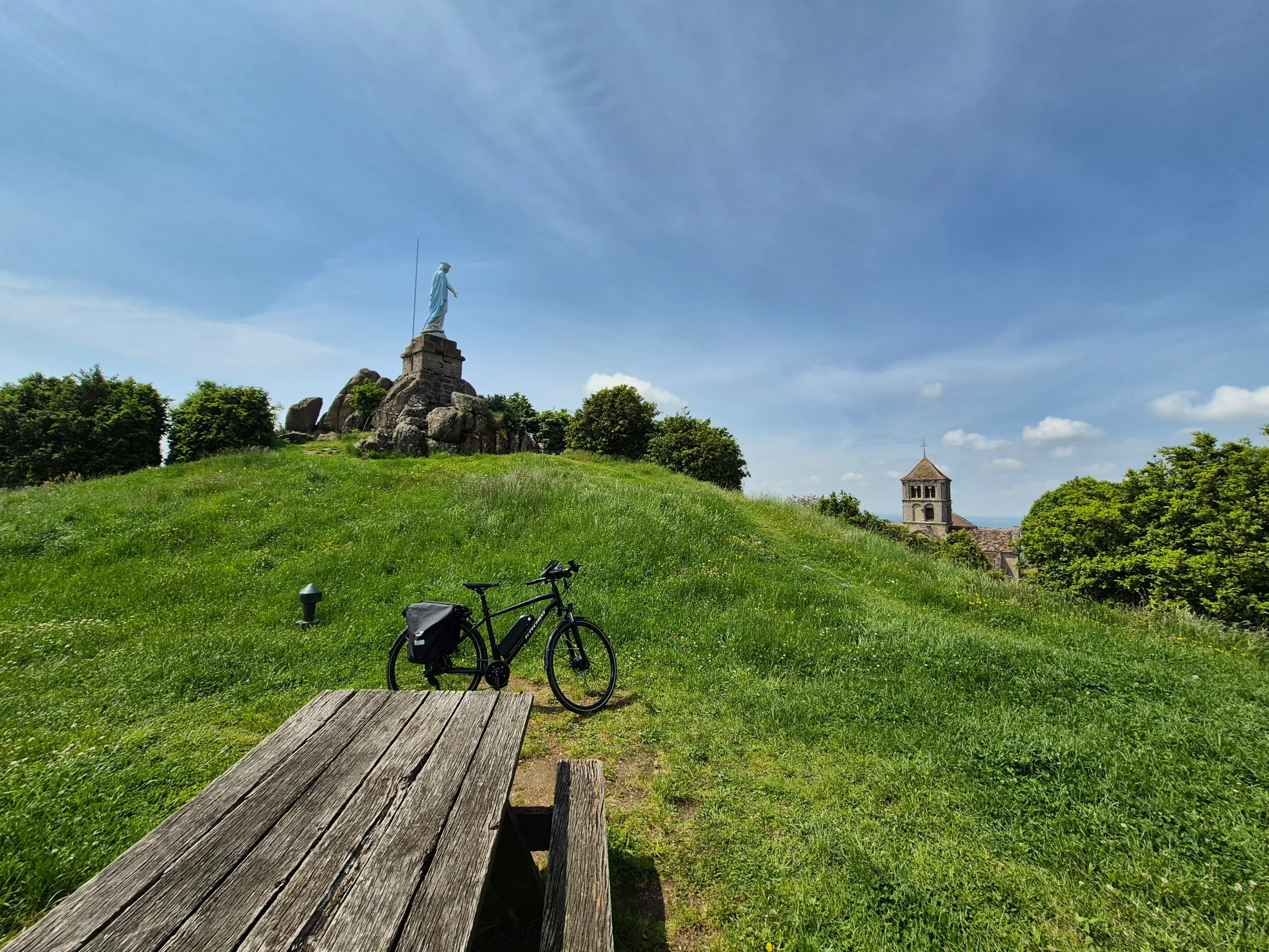 Pique-nique à vélo à la Butte de Suin en Charolais