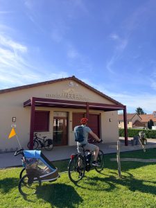 Vélo avec remorque enfant devant l'Enclos des madaMEUHsieur